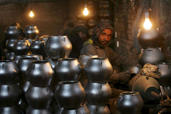 Gallery 31 December 2008: Kabul, Afghanistan: Men make iron pots at a small factory