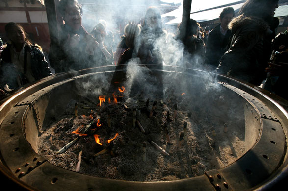 Gallery 31 December 2008: Tokyo, Japan: Visitors at the Sensoji Temple