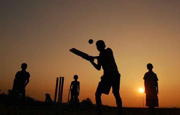 Gallery New Year's Eve: Joypur, India: Boys play cricket during the last sunset of 2008