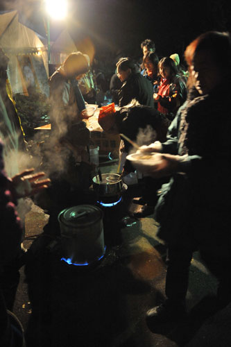 Gallery New Year's Eve: Tokyo, Japan: Volunteers cook food