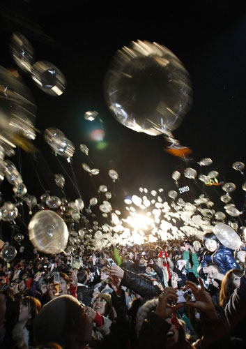 Gallery New Year: People fly balloons to celebrate New Year at the Zojo-ji Buddhist temple