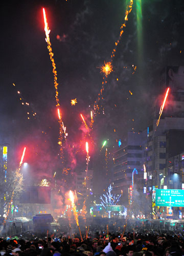 Gallery New Year: Seoul, South Korean: People watch fireworks