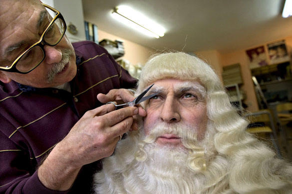 Gallery 24 hours in pictures: Saint Nicholas has his eyebrows trimmed in the Hague 