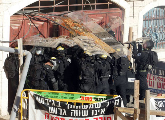 Gallery Hebron: Israeli policemen try to enter the controversial 'Peace House'