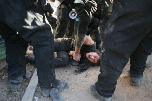 Gallery Hebron: Israeli policemen evict a Jewish settler from the  'Peace House'