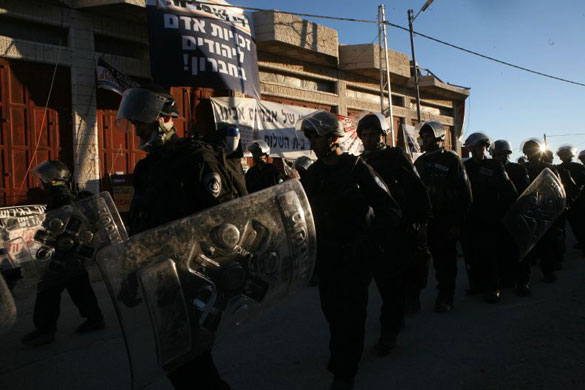 Gallery Hebron: Israeli policemen leave the controversial 'Peace House'
