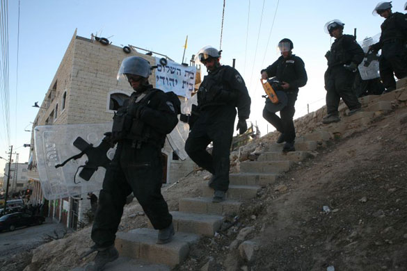 Gallery Hebron: Israeli policemen leave the controversial 'Peace House'