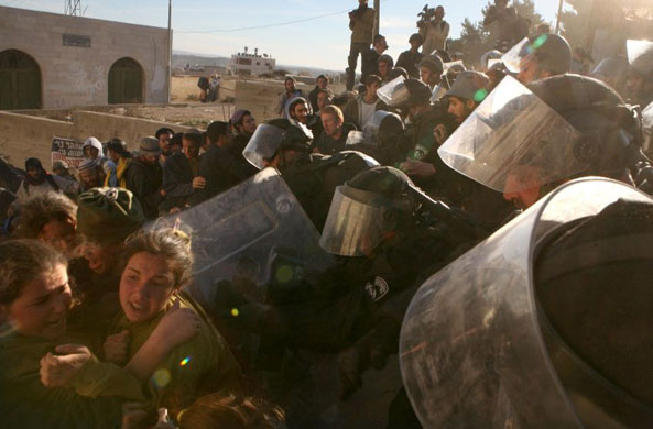Gallery Hebron: Israeli policemen evict  Jewish settlers