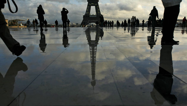 Gallery 24 hours in pictures: Tourists gather at the Place du Trocadero