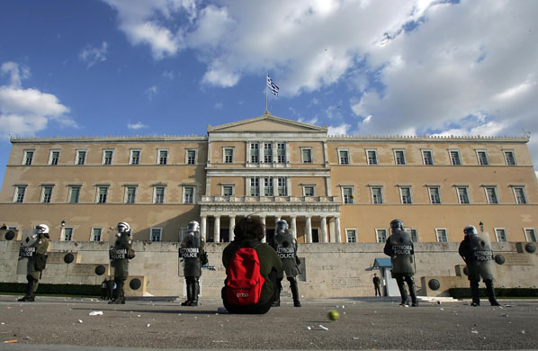 Gallery Funeral in Athens: Police guard the parliament in Athens 