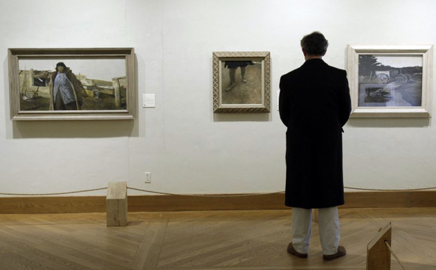 A Pennsylvania local pays his respects to Andrew Wyeth at the Brandywine River Museum in Chadds Ford, Pennsylvania. Photograph: Matt Rourke/AP