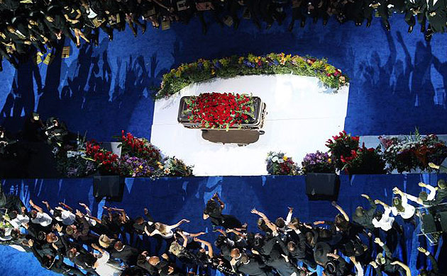 We are the World is sung in front Michael Jackson's coffin