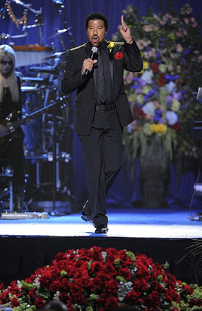 Lionel Richie sings during Jackson's memorial service