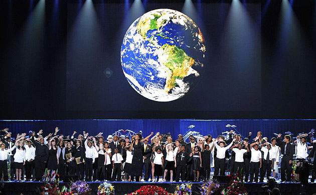 The Andrae Crouch Singers, the Jackson family and guests sing We are the World 