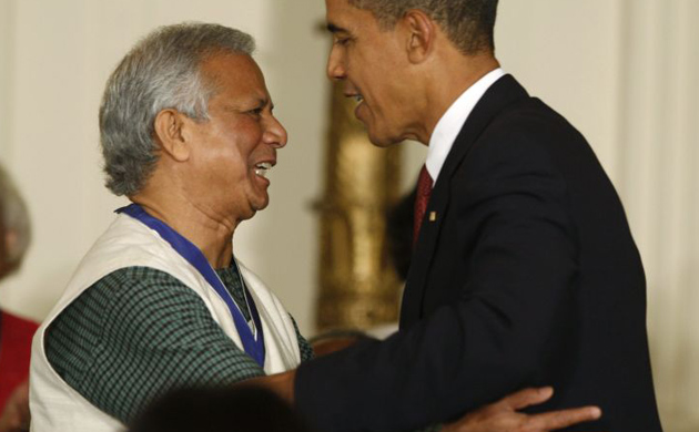 Barack Obama presents the presidential medal of freedom to Muhammad Yunus at the White House