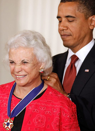 Barack Obama presents the medal of freedom to retired supreme court justice Sandra Day O'Connor at the White House 