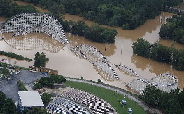  A roller coaster at Six Flags theme park is flooded in Austell, Georgia.  Torrential rain in the south-east US has claimed at least eight lives 