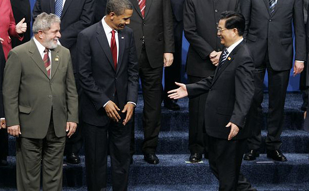 Luiz Inácio Lula da Silva, Barack Obama and Hu Jintao, China's president, take their spots for a group photo at the G20 summit 