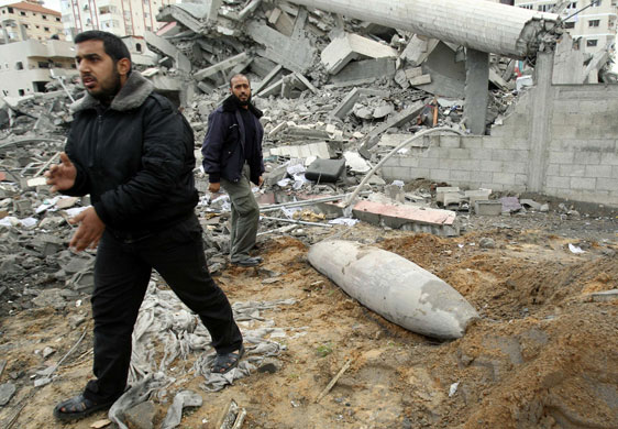 Gallery Gaza update 010109: Palestinians pass by unexploded bomb
