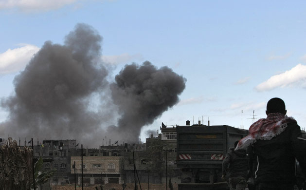Gallery Gaza update 010109: Palestinians run as smoke billow