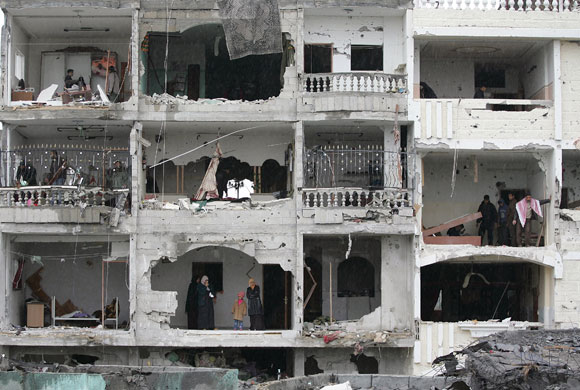 Gallery 24 hours: Palestinians inspect the different rooms