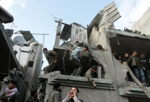 Gallery gaza pm updated: Palestinians survey the scene