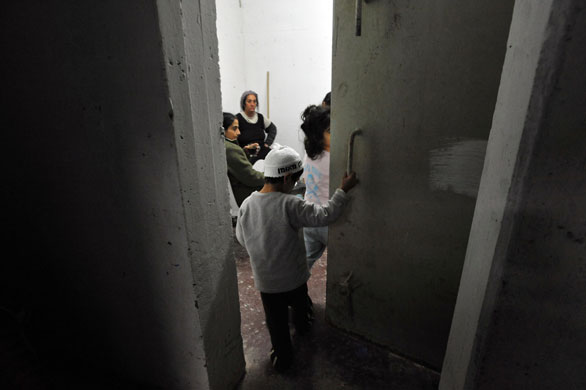 Gallery gaza pm updated: Israeli families sit inside a bomb shelter