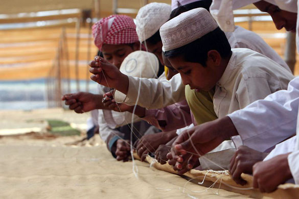 Gallery 11 January 2009: Tongi, Bangladesh: Volunteers of an Islamic school stitch a mat