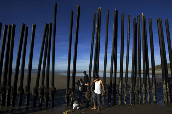 Gallery 12 January 2009: People on the US-Mexico border