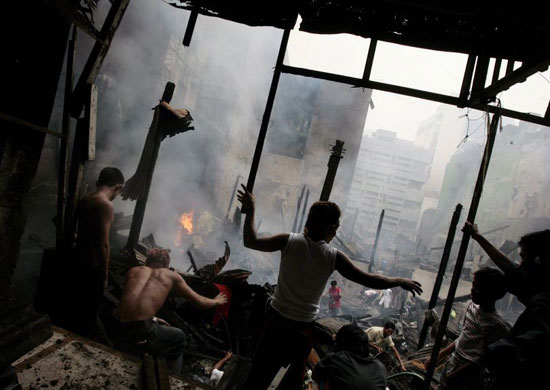 Gallery 12 January 2009: Manila, Philippines: People inspect the site of a fire that razed houses
