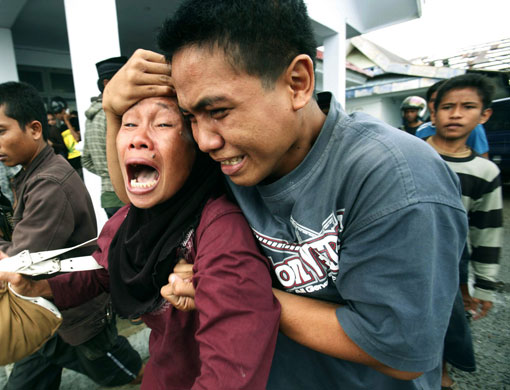 Gallery 12 January 2009: Pare Pare, Indonesia: A mother is held by her son