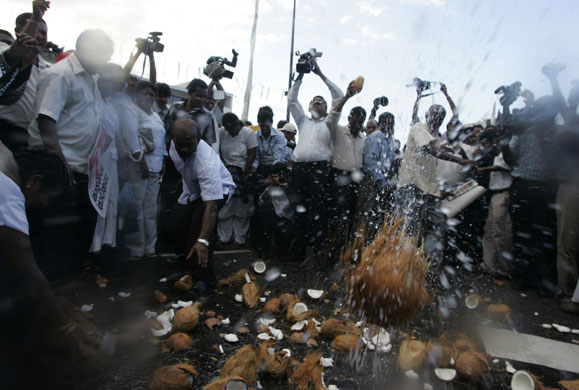 Gallery 24 hours in pictures : funeral procession of  Sunday Leader editor Lasantha Wickrematunge