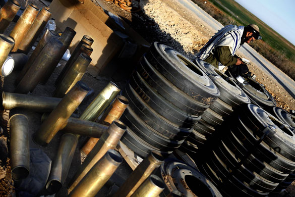 Gallery gaza: Israeli soldier prays outside Gaza Strip
