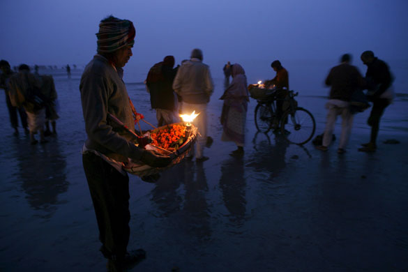 Gallery 14 January 2009: Kolkata, India: A flower vendor before sunrise at Ganga Sagar Fair