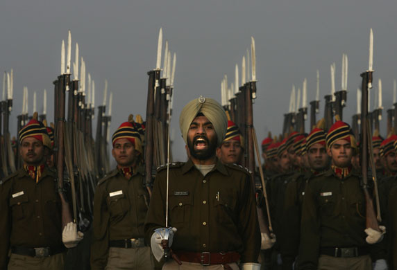Gallery 14 January 2009: New Delhi, India: A police officer gives command for salute