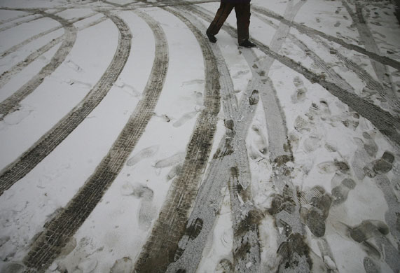 Gallery 14 January 2009: Kabul, Afghanistan: A boy walks across a snow covered street