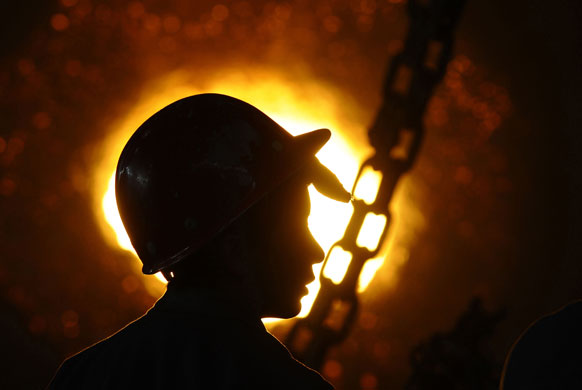 Gallery 24 hours in pictures : An employee of Changning Steel and Iron Factory in Changzhi
