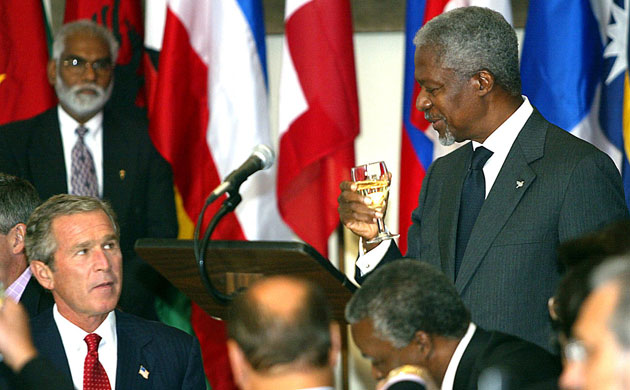 Gallery President George W Bush: UN Secretary General Kofi Annan (R) raises a toast