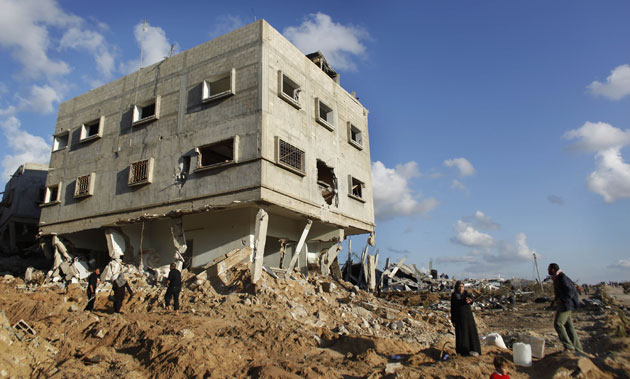 Gallery Withdrawal from Gaza : Palestinians return to salvage some of their belongings in Jabalia
