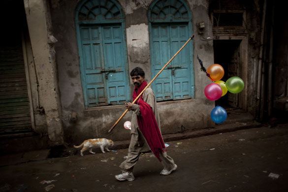 Gallery 24 hours in pictures: Pakistani ballon seller 