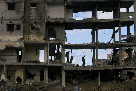 Gallery Gaza then and now: Rafah, southern Gaza Strip: Palestinians at a building damaged 