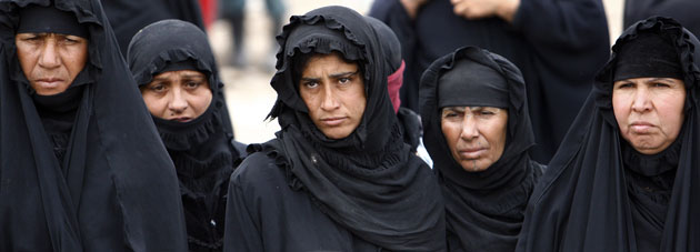 Gallery 20 January 2009: Baghdad, Iraq: Residents wait for distribution of relief goods