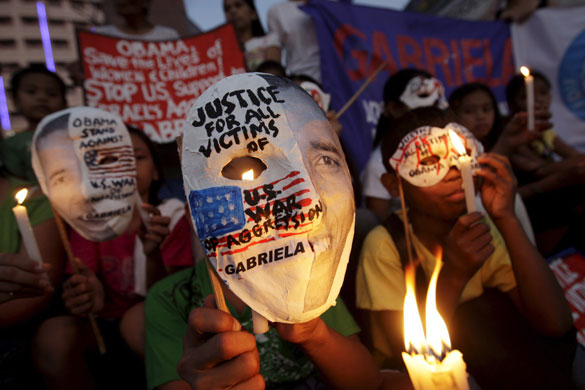Gallery 20 January 2009: Quezon City, Philippines: Demonstrators hold up portraits of Barrack Obama