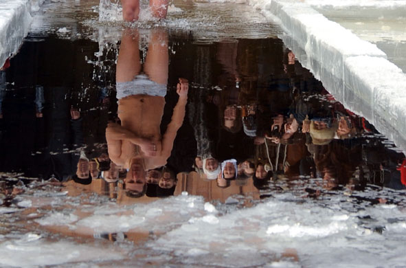 Gallery 20 January 2009: Kiev, Ukraine: Orthodox believers plunge into icy waters