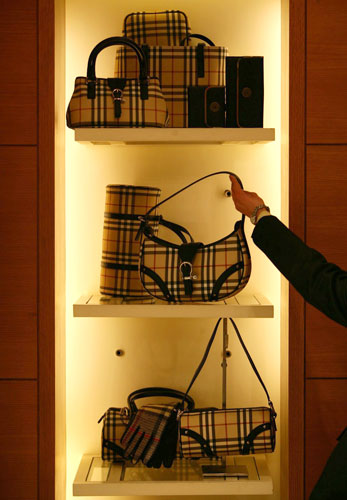 Gallery Burberry: Handbags at a Chinese Burberry store 