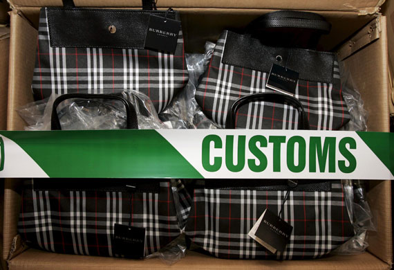 Gallery Burberry: Counterfeit Burberry good seized in Hong Kong