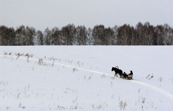 Gallery 21 January 2009: Raskatikha, Russia: Residents ride a horse-drawn sleigh