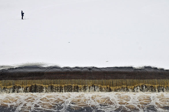 Gallery 24 hours : A man skis near the edge of a dike on the frozen Pskov river in Pskov