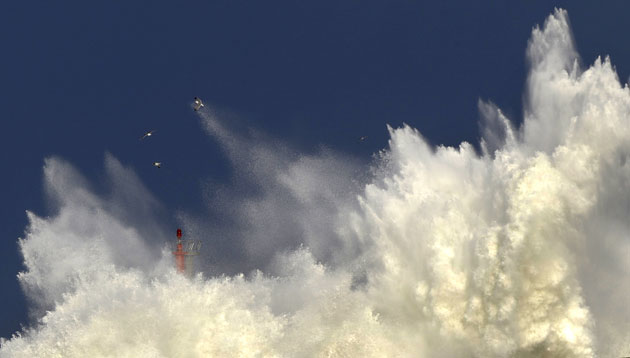 Gallery Week in wildlife: Waves break along the shore of A Guarda