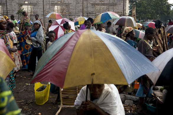 Gallery 23 January 2009: A group of women work in the market on the road from Rutshuru to Goma